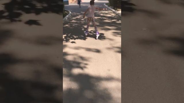 Учимся кататься/ Eva learns to ride /Ева и ролики. rollers | смотреть онлайн