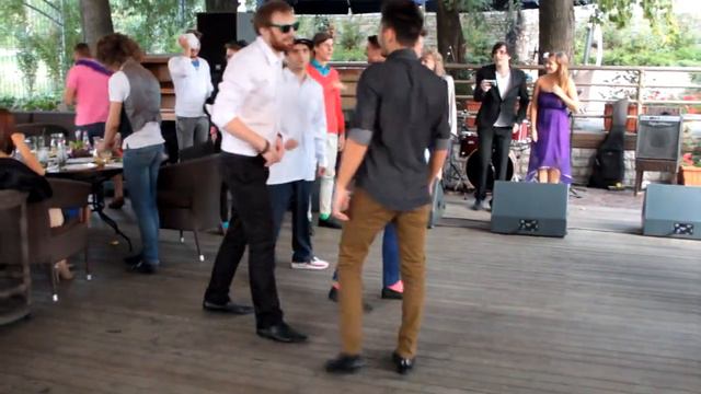 Не надо включать Asking Alexandria на свадьбе =) смотреть онлайн