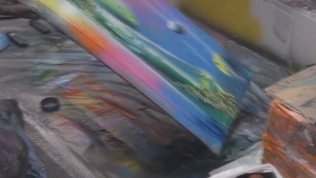 Уличный художник Ян Журавлев рисует картину баллончиками. смотреть онлайн