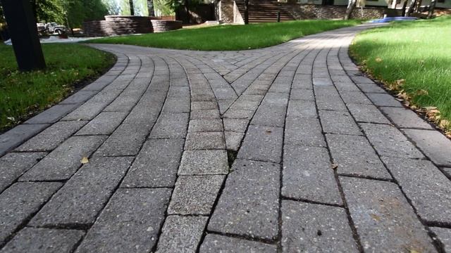Брусчатка . Дорожка - ласточкин хвост . Крупный план . смотреть онлайн