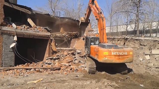 Снос здания экскаватором