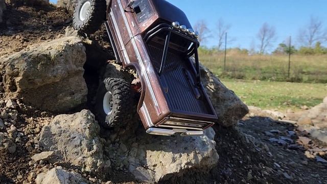 F150 hightrail on "WORLDS BEST" backyard rc Rock crawler course. Under the Hood at Crawler County смотреть онлайн