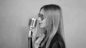 Девушка красиво поет