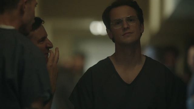 Линчеватель идёт по коридору тюрьмы / Vigilante walks down the corridor of the prison /Миротворец(с смотреть онлайн