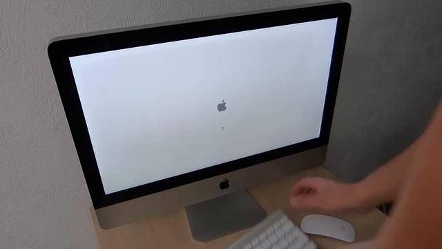Présentation de l'iMac 21,5" de 2010-2011 en français. смотреть онлайн