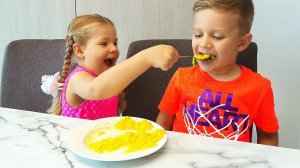 Диана как НЯНЯ для Ромы! Видео для Детей / Diana pretend play being a Nanny for Roma