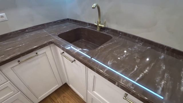 Кухня из массива с патиной!!Каменная столешница и фурнитура BLUM. Краснодар, компания "Новая Мебель смотреть онлайн