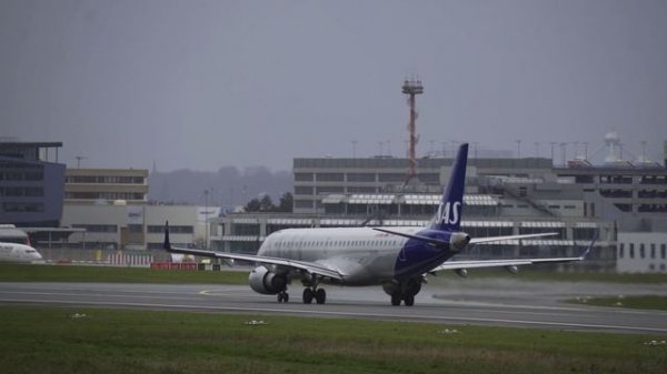 BACKTRACK, SINGLE RUNWAY FOR DEPARTURES AND ARRIVALS 25L - 4K BRUSSELS AIRPORT PLANE SPOTTING EBBR