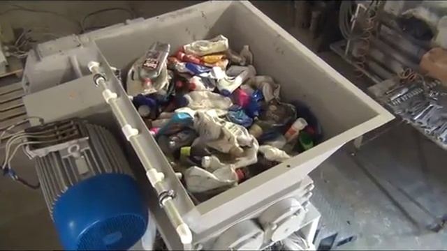 Промышленный двухроторный шредер для полимеров, древесины, макулатуры, техники и других ТБО смотреть онлайн