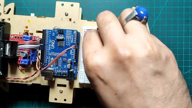 How to Make Line Follower with Obstacle Avoiding Robot using Arduino and L298 Motor Driver смотреть онлайн