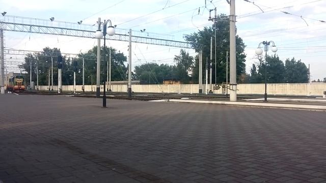 Маневровый тепловоз ЧМЭ3 в пассажирском парке станции Кременчуг. смотреть онлайн