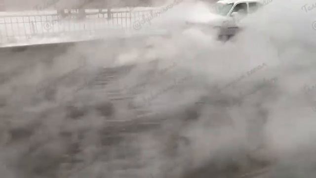 Дорога превратилась в паровую реку на улице Парусной в Краснодаре. смотреть онлайн