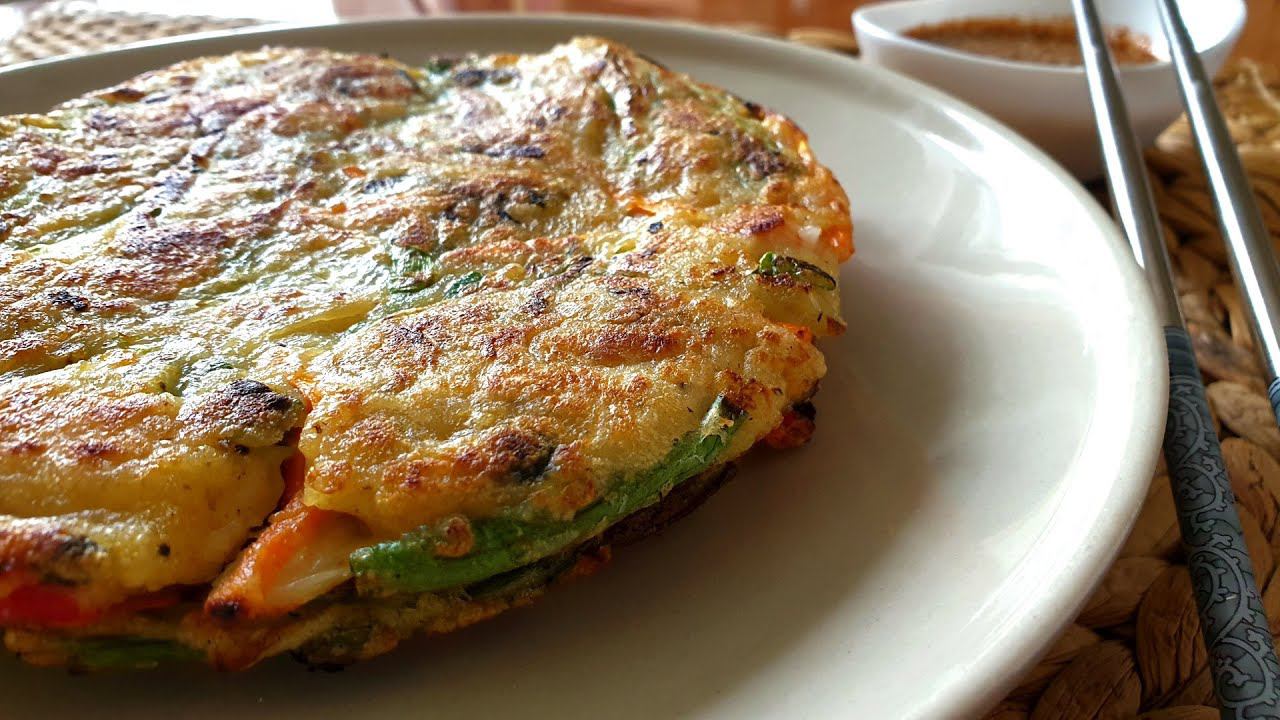 Что едят Корейцы когда идет дождь: Хемуль Паджон - Корейские блинчики. 4К. смотреть онлайн