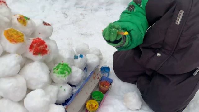 Разрисовываем снежную кошку красками смотреть онлайн