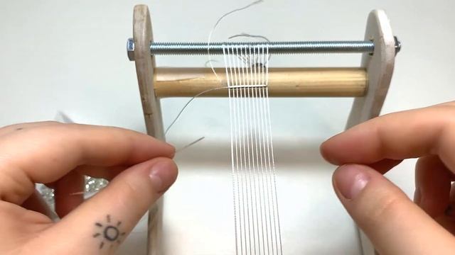 Браслет из цилиндрического бисера в станочной технике бисероплетения смотреть онлайн