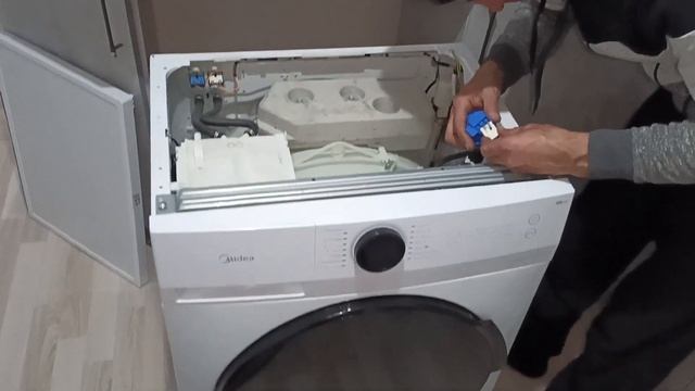 Midea ошибка E50. Стирает несколько минут и в ступор встаёт. кто знает что с ней? комент напишите смотреть онлайн