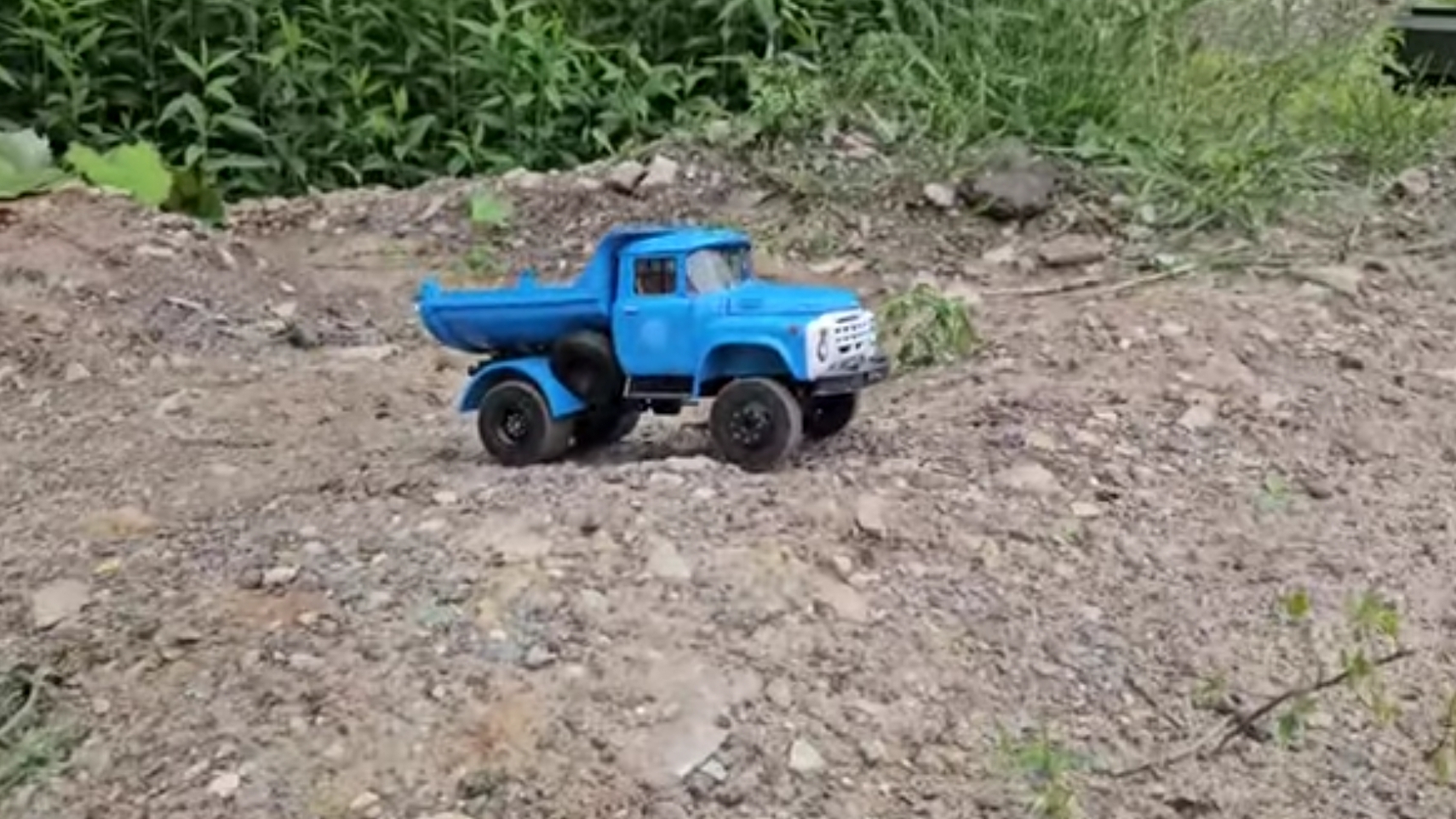 Зил ММЗ 555 в работе, отсыпаем канаву валунами