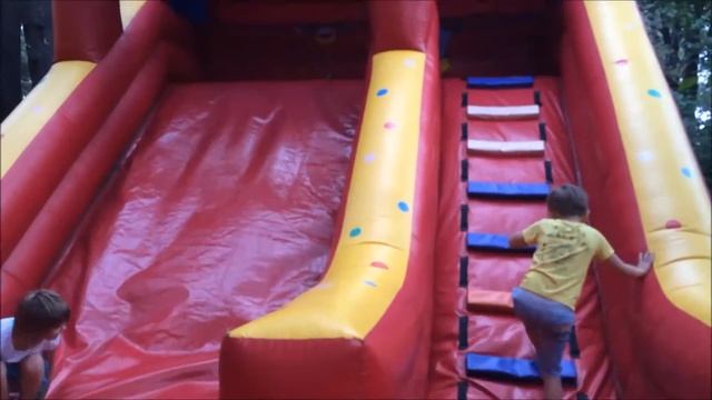 VLOG. Попрыгушки на батутах. We jump on trampolines. смотреть онлайн