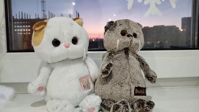 РАСПОКОВКА БУМАЖНЫХ СЮРПРИЗОВ с БАСИКОМ и ЛИЛИ #басик смотреть онлайн