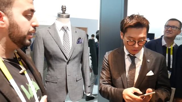 Samsung's Smart Suit and Solar Purse at CES 2016 смотреть онлайн