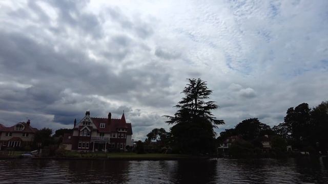 LONDON River Thames cruise ⛴ from Hampton Court to Richmond passing beautiful riverside properties смотреть онлайн