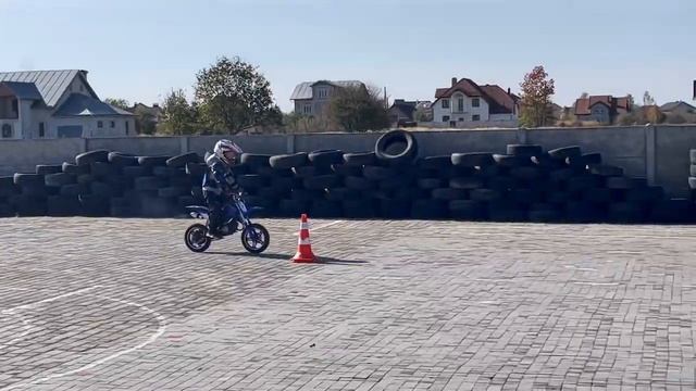 Kids on motorcycles! How to teach a child to ride a motorcycle? смотреть онлайн