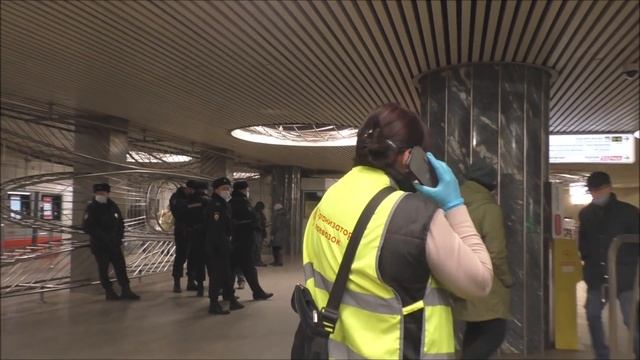 Менты стали активно помогать контролёрам штрафовать за маски и перчатки. Угрожают блогерам 19.3. смотреть онлайн