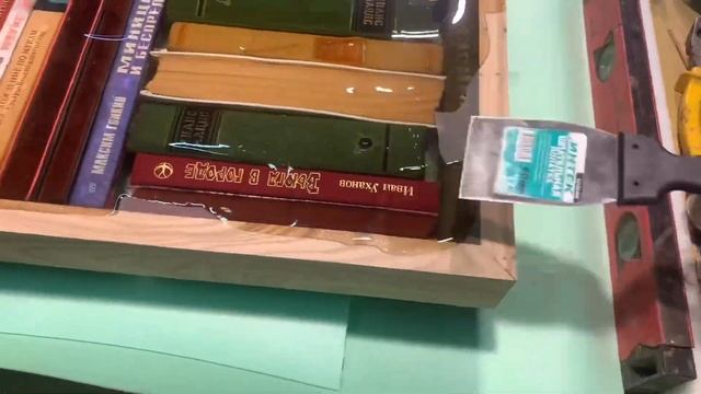 Стол из книг и эпоксидной смолы.table of books and epoxy смотреть онлайн