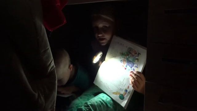 Вика и Рома - Домик под столом. смотреть онлайн