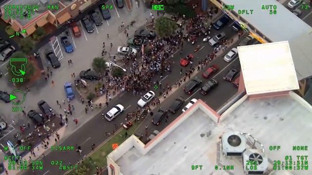 Daytona Beach Crowded as Helicopter Flies Over смотреть онлайн