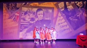 Песня «Плечом к плечу» исполняет студия вокала «Звуки музыки» (малыши)