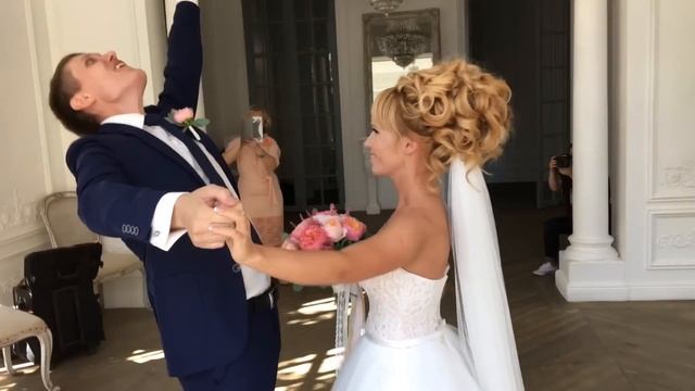 Высокий пучок. Сборы невесты. Wedding Hairstyle. смотреть онлайн