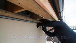 Подшивка свесов крыши.  Экономия на материале.