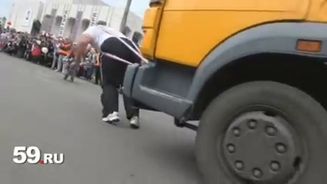 Пермяк отбуксировал на себе два автовоза в 25 тонн смотреть онлайн