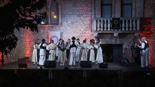 HKUD Željezničar, Osijek– Nisam dugo pjevala kroz selo смотреть онлайн