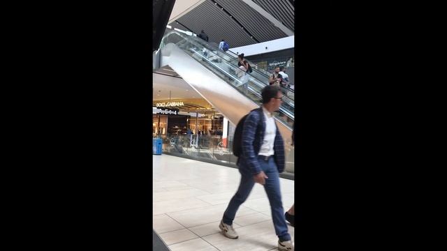 People watching in Rome–Fiumicino International Airport смотреть онлайн