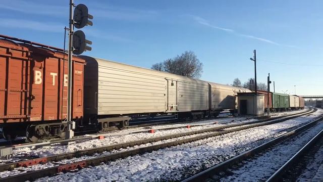 2ТЭ10У-0457 с грузовым поездом на станции Узловая-I