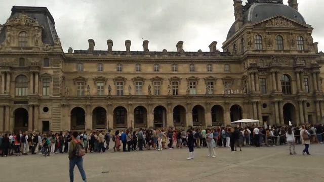 PARIS 2018 - QUEUE FOR TICKETS (LOUVRE MUSEUM) смотреть онлайн