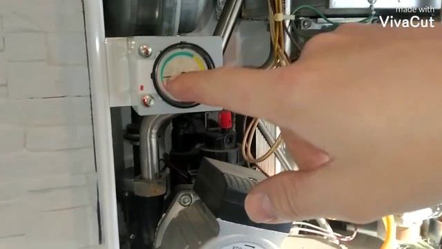 как подкачать воздух в расширительный бачок газового котла Naien Ace. .