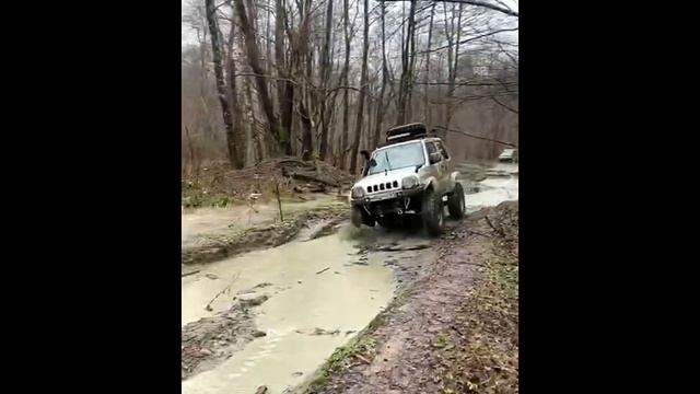 Suzuki jimny на 35 колёсах унесла река. Жесть, русское бездорожье, потоп, грязь, горы, лес. смотреть онлайн