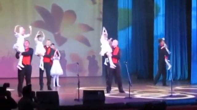 Танец пап и дочек на городском фестивале детского творчества. смотреть онлайн