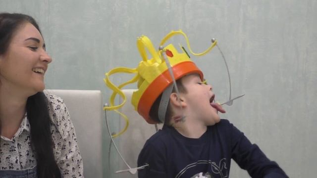 Сумасшедшая корона/Chow Crown. Челлендж поймай еду если сможешь/ Crazy Food Challenge смотреть онлайн