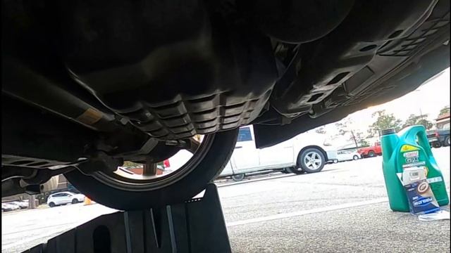 HOW TO CHANGE OIL ON HYUNDAI GENESIS COUPLE 3.8L смотреть онлайн