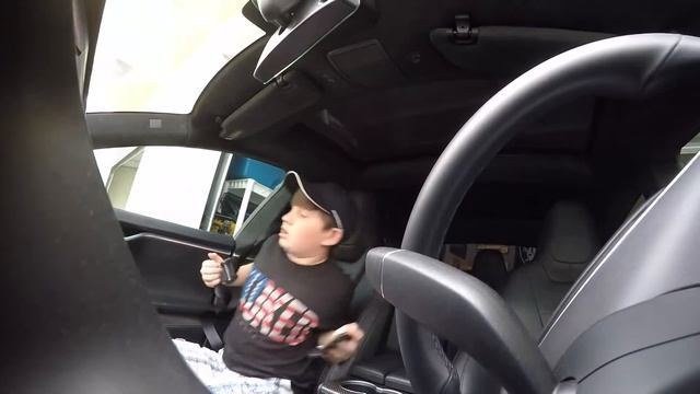 Розыгрыш Сына, с помощью Теслы! Tesla Summons Feature Prank on Our Teenager смотреть онлайн