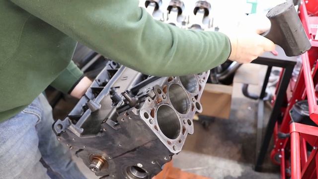 Putting pistons in a VW/Audi 1.8T engine смотреть онлайн