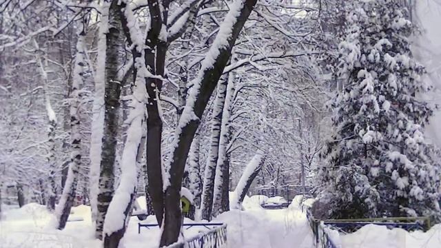 Заснеженный двор смотреть онлайн