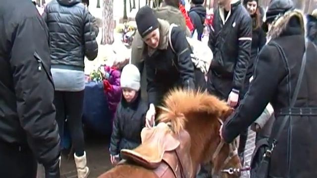На Масленицу детей катали на лошадке. Платно смотреть онлайн