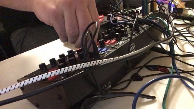 Behringer Model D sequenced by KORG SQ-1 with KORG Beats смотреть онлайн