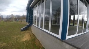 Застекленная пристройка с террасой к бане ручной рубки. Мастерская Беседок.