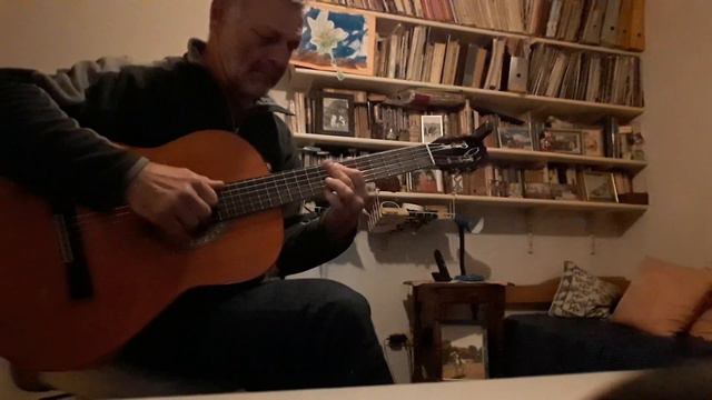 Charly. Yendo de la cama al living. смотреть онлайн